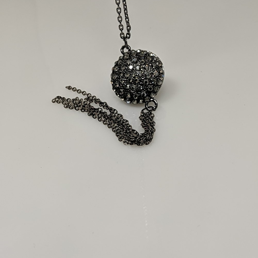 Long simple chain with round pendant